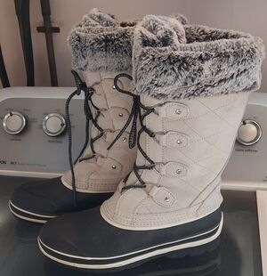 Khombu Emily women's winter snow boots BRAND NEW! Ladies Size 9